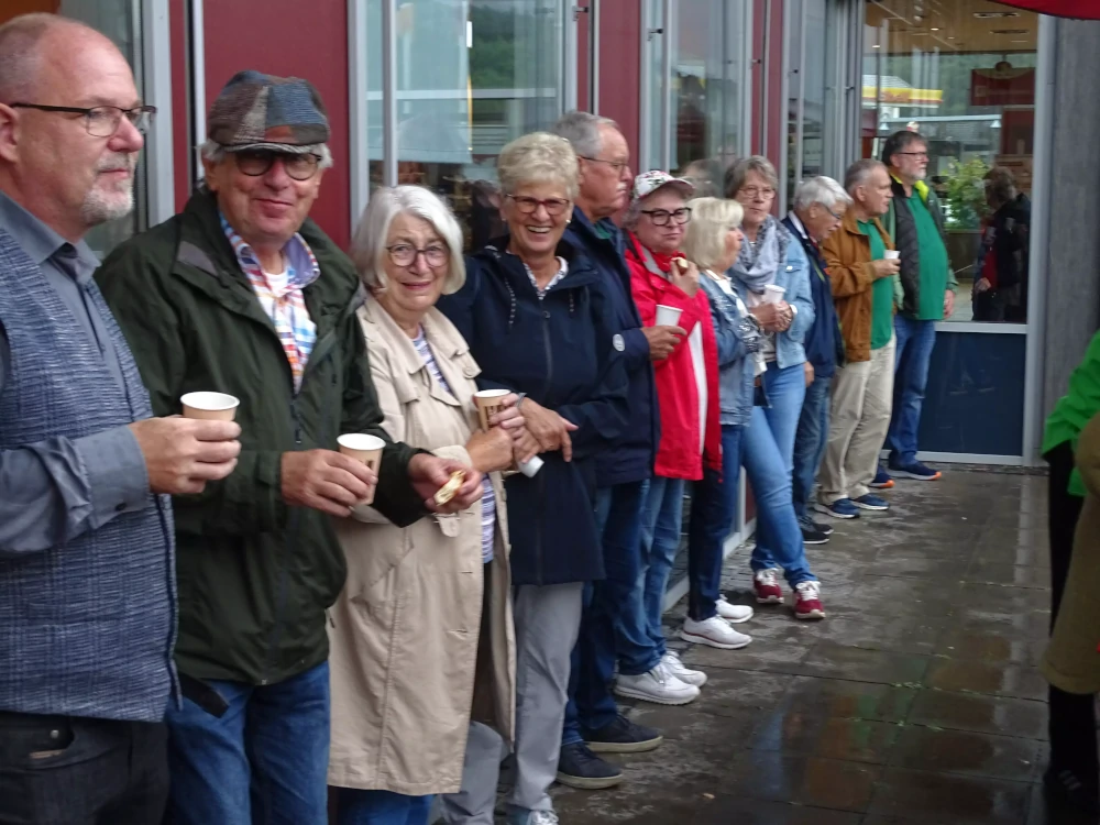 sektfruehstueck im Regen